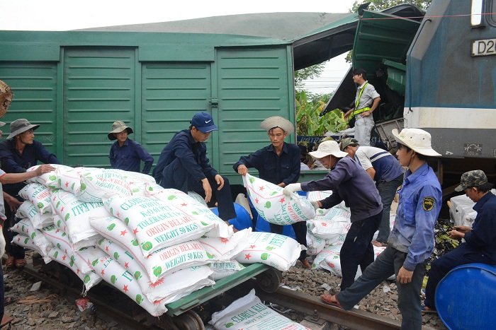 300 công nhân giải cứu hiện trường vụ hai tàu đâm nhau